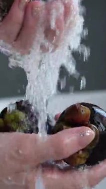 Piyasadaki mangosenler, yavaş çekim. Yüksek kalite 4k görüntü