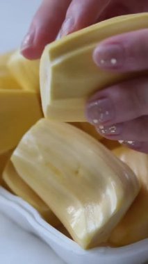 Elleri ve yavaş çekim klipsleri olan Jackfruit. Yüksek kalite 4k görüntü