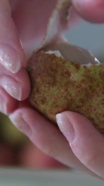 Genç bir kız bir liçi meyvesini soymaya çalışır. Taze liçi yiyen kız. Bir kadın ve liçi meyvesi. Meyve yeme kavramları. Yakın çekim 4K videosu. - Evet. Yüksek kalite 4k görüntü