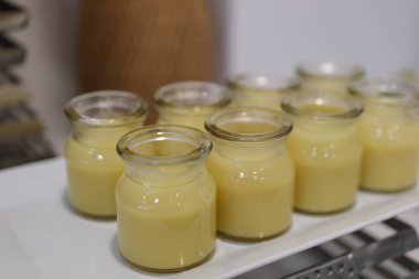 Kremalı Mango Sago Tatlısı, Hong Kong 'dan gelen tatlı bir tatlıdır. Püre mango, sago inci ve hindistan cevizi sütü ile dilimlenmiş mango. Kavanozda servis edildi ve soğuk servis edildi. Yüksek kalite