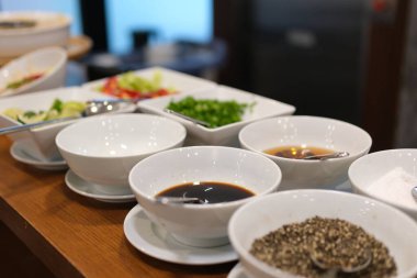 Geleneksel Vietnamca otlar, et, Pirinç Noodle Pho bo çorba suyu. Pho bo chopsticks, kase kaşık. Metin için yer. Üstten Görünüm. Ahşap masa arka plan Asya yemek Pho bo. Vietnamca çorbası