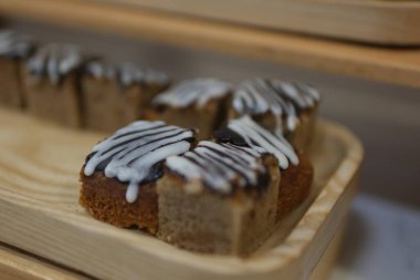 Şenlikli arka planda çikolatalı zencefilli kek. Yüksek kalite fotoğraf