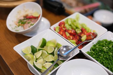 Geleneksel Vietnamca otlar, et, Pirinç Noodle Pho bo çorba suyu. Pho bo chopsticks, kase kaşık. Metin için yer. Üstten Görünüm. Ahşap masa arka plan Asya yemek Pho bo. Vietnamca çorbası