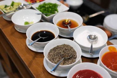 Baharat arkaplan, üst manzara. Kaynağından doldurulmuş, Farklı baharat ve otlarla dolu bir kase seti, üst manzara. Yüksek kalite fotoğraf