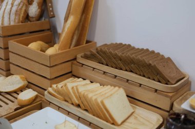 Geleneksel ev yapımı dilimlenmiş kahverengi ekmek ahşap tabakta izole edildi. Kahverengi Organik Mısır Gevreği Parçaları, Beyaz Arkaplan Görünümünde Yuvarlak Ekmek Dilimleri