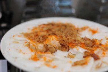 Vietnam 'da Banh günü. Yapışkan pirinç keki nükteli fasulye, soğan yağıyla kaplı. Vietnam buğulamalı kekler.