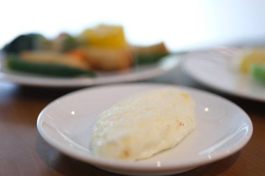 Beyaz omlet. Sokak satıcılarının martabak yapma süreci. Sokak yemekleri ya da parlak ay. 