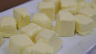 Beyaz desenli masa üzerinde taze tereyağı parçaları, yakın plan. Mesaj için yer var. Yüksek kalite fotoğraf