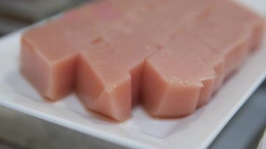 Fırında ahududu peynirli kek ya da jöleli ahududu kremalı kremalı pasta ve gri beton arka planda beyaz bir tabakta taze böğürtlen yok. Yaz pastası. Yüksek kalite fotoğraf