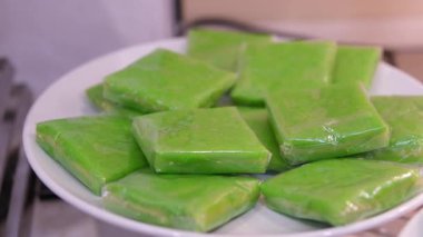 Yeşil pirinçten yapılmış tabaklar. Yeşil pirinç keki