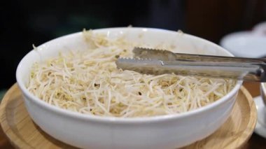 İçindekiler, Vietnam pho bo çorbası Genç yeşil fasulye filizleri yakın çekim görüntüsü. Sağlıklı taze vejetaryen yemeği. Yüksek kalite fotoğraf