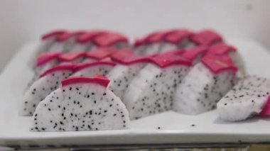 Pitaya izole edildi. Beyaz arka planda olgun ejderha meyvesi ya da pitahaya dilimleri. Yüksek kalite fotoğraf