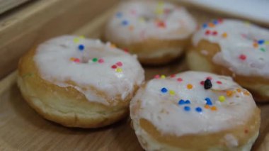 Beyaz arka planda izole edilmiş renkli çörekler. Donut serpiştirme