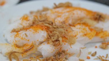 Vietnam 'da Banh günü. Yapışkan pirinç keki nükteli fasulye, soğan yağıyla kaplı. Vietnam buğulamalı kekler.
