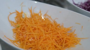 Tahta bir kasede doğranmış çiğ tereyağı ezmesi. Parlak turuncu sebze hamuru. Izgara balkabağı. Sağlıklı beslenme konsepti. Döndürme. Parçalanmış portakal sebzeleri