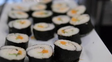 Havuç, sosis, turp ve yumurtayla doldurulmuş pirinç rulosu. Kimbap Kore Rolls