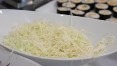 Dönüyor ve düşüyor parçalanmış beyaz lahana ağır çekim.