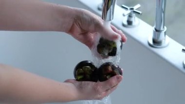 Beyaz sulu etli taze mangosteen meyvesi. mangosteen meyvesini yıka
