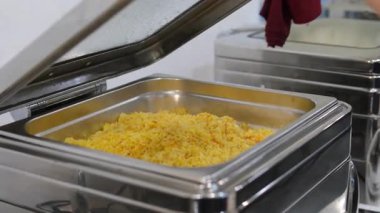  Konuklar etkinliklerde çeşitli pirinçlerle yemek büfesinin keyfini çıkarıyorlar. - Evet. Yüksek kalite 4k görüntü