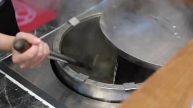 Geleneksel Vietnamca otlar, et, Pirinç Noodle Pho bo çorba suyu. Pho bo chopsticks, kase kaşık. Metin için yer. Üstten Görünüm. Ahşap masa arka plan Asya yemek Pho bo. Vietnamca çorbası