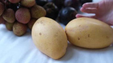 Siyah bir arkaplan meyve çorbasında mango ve lychee duman içinde. Yüksek kalite 4k görüntü