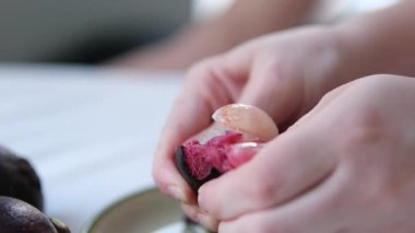 Bıçakla kesilmiş taze kabuksuz liçi meyvesi. Limonata ve içecek hazırlamak için likör üzümü. Yüksek kalite 4k görüntü