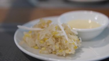 Yapışkan pirinç fıstığı Hindistan cevizi aromalı yapışkan pilav ve olgun mangolu ahşap tabak, yazın popüler Tayland tatlıları. Yüksek kalite 4k görüntü