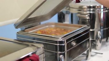 self servis büfesi. Restoran büfesindeki ısıtma tepsilerinden yemek seçen adam. Zarif bir otel yemek salonunda self-servis restoranı. - Evet. Yüksek kalite 4k görüntü