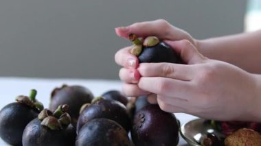 Beyaz sulu etli taze mangosteen meyvesi. Yüksek kalite 