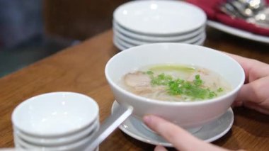 Geleneksel Vietnamca otlar, et, Pirinç Noodle Pho bo çorba suyu. Pho bo chopsticks, kase kaşık. Metin için yer. Üstten Görünüm. Ahşap masa arka plan Asya yemek Pho bo. Vietnamca çorbası