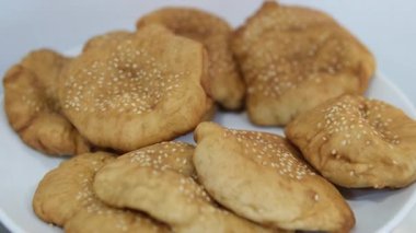 Hazır pişmiş etli turta tabağı, fırında turta tabağı daire şeklinde dönüyor..