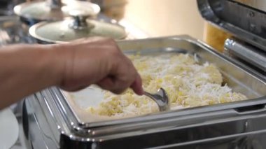 Yapışkan pirinç fıstığı Hindistan cevizi aromalı yapışkan pilav ve olgun mangolu ahşap tabak, yazın popüler Tayland tatlıları. Yüksek kalite 4k görüntü