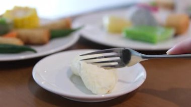 Beyaz omlet. Sokak satıcılarının martabak yapma süreci. Sokak yemekleri ya da parlak ay. 