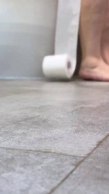 Kadın tuvalet kağıdı açıyor. Bir kadın eli tarafından açılmış tuvalet kağıdının yakın çekimi. Doğa ile ilgilenin ve kağıt işleriyle uğraşın. Tutumlu ilişkiler kurun.