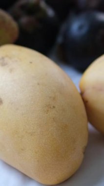 Siyah bir arkaplan meyve çorbasında mango ve lychee duman içinde. Yüksek kalite 4k görüntü