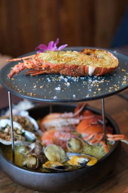İki katlı lüks ıstakoz tabağı ve deniz ürünleri yengeci karides langoustines kabuklu deniz ürünleri lezzetli lüks yiyecekler.