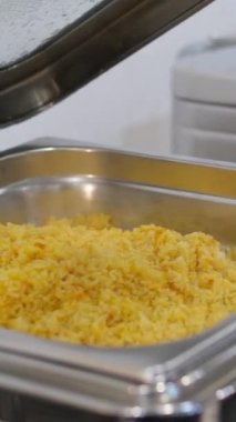  Konuklar etkinliklerde çeşitli pirinçlerle yemek büfesinin keyfini çıkarıyorlar. - Evet. Yüksek kalite 4k görüntü