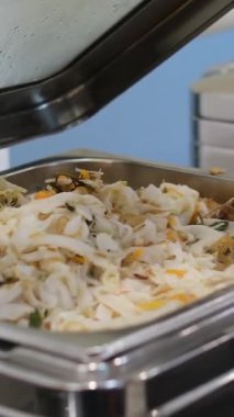 Lezzetli bir yemek sahnesi açık büfe sırasında erişteyle servis edilen bir tabağı sergiliyor. Yüksek kalite 4k görüntü