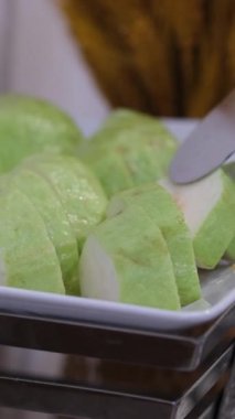 Beyaz arka planda yığın Guavas. Dilimlenmiş yeşil guava