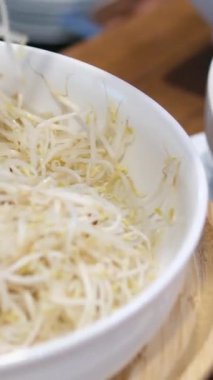 Geleneksel Vietnamca otlar, et, Pirinç Noodle Pho bo çorba suyu. Pho bo chopsticks, kase kaşık. Metin için yer. Üstten Görünüm. Ahşap masa arka plan Asya yemek Pho bo. Vietnamca çorbası