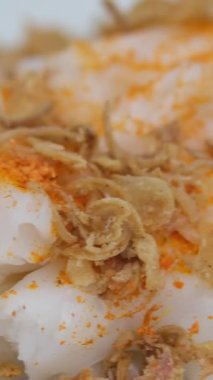 Vietnam 'da Banh günü. Yapışkan pirinç keki nükteli fasulye, soğan yağıyla kaplı. Vietnam buğulamalı kekler.
