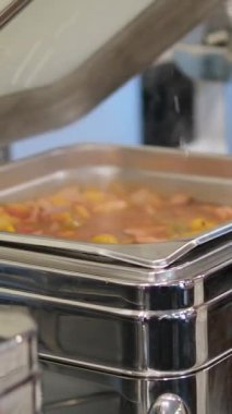 self servis büfesi. Restoran büfesindeki ısıtma tepsilerinden yemek seçen adam. Zarif bir otel yemek salonunda self-servis restoranı. - Evet. Yüksek kalite 4k görüntü