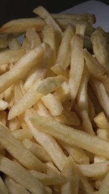 Pommes Frites 'li patates kızartması beyaz arka planda izole edilmiş bir pikapta.