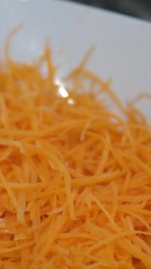 Tahta bir kasede doğranmış çiğ tereyağı ezmesi. Parlak turuncu sebze hamuru. Izgara balkabağı. Sağlıklı beslenme konsepti. Döndürme. Parçalanmış portakal sebzeleri