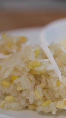 Yapışkan pirinç fıstığı Hindistan cevizi aromalı yapışkan pilav ve olgun mangolu ahşap tabak, yazın popüler Tayland tatlıları. Yüksek kalite 4k görüntü