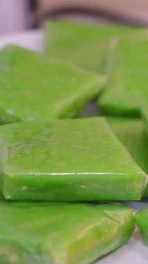 Yeşil pirinçten yapılmış tabaklar. Yeşil pirinç keki