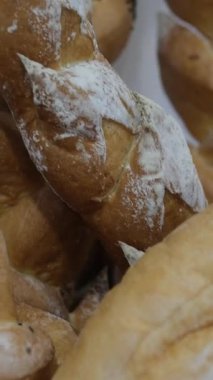 Geleneksel ev yapımı dilimlenmiş kahverengi ekmek ahşap tabakta izole edildi. Kahverengi Organik Mısır Gevreği Parçaları, Beyaz Arkaplan Görünümünde Yuvarlak Ekmek Dilimleri