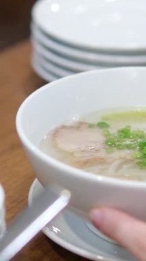 Geleneksel Vietnamca otlar, et, Pirinç Noodle Pho bo çorba suyu. Pho bo chopsticks, kase kaşık. Metin için yer. Üstten Görünüm. Ahşap masa arka plan Asya yemek Pho bo. Vietnamca çorbası