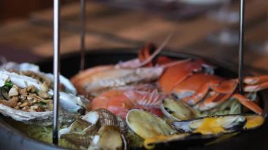 İki katlı lüks ıstakoz tabağı ve deniz ürünleri yengeci karides langoustines kabuklu deniz ürünleri lezzetli lüks yiyecekler.