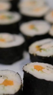 Havuç, sosis, turp ve yumurtayla doldurulmuş pirinç rulosu. Kimbap Kore Rolls